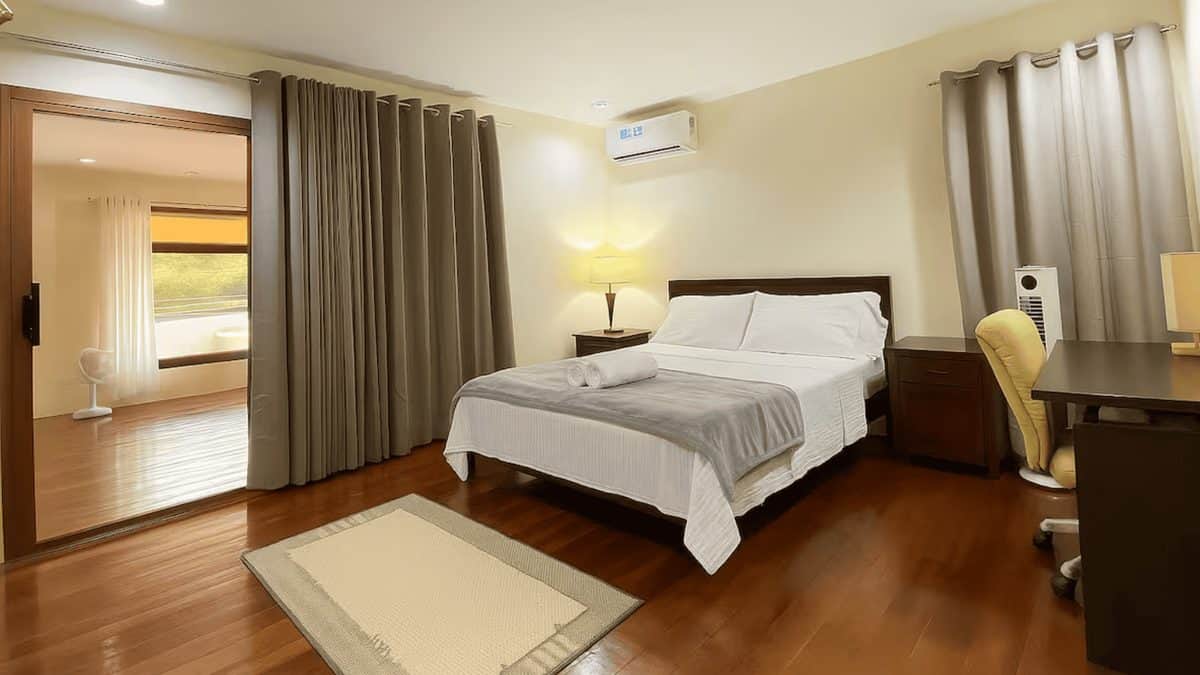 Spacious private room with own bathroom